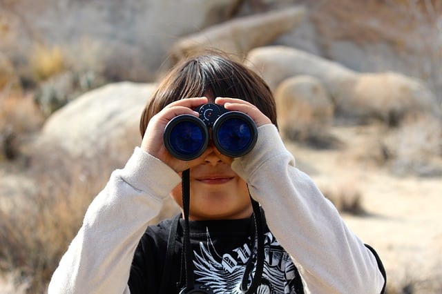 Niño que mirar con prismáticos
